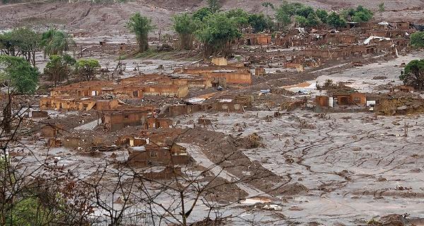 Rompe a barragem em Mariana (MG), da Mineradora Samarco