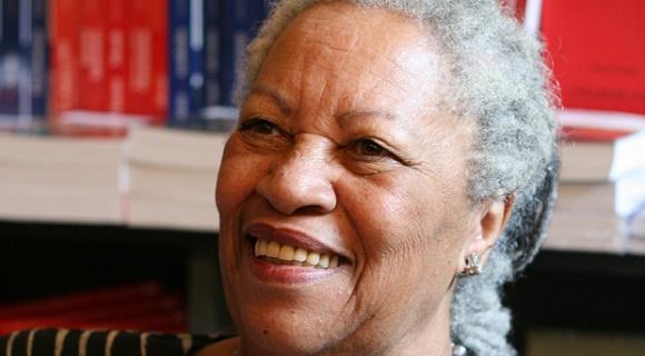 Toni Morrison torna-se a primeira mulher negra a ganhar o Nobel de Literatura