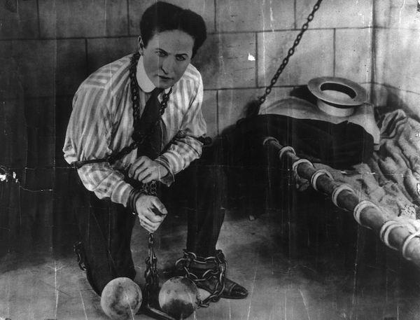 Mestre ilusionista Harry Houdini faz sua última apresentação