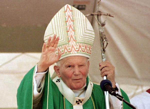 Papa João Paulo II assume o poder da Igreja Católica