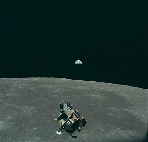 Orbiter 1 tira a primeira fotografia da Terra da órbita da Lua