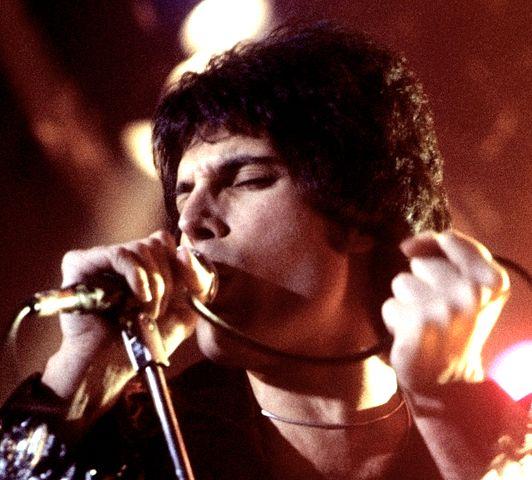 Nasce o cantor Freddie Mercury, líder da banda Queen