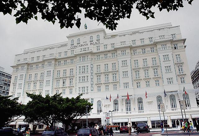 É inaugurado o hotel Copacabana Palace, no Rio de Janeiro