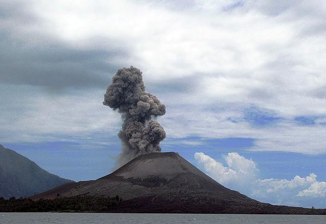 Explosão de vulcão faz desaparecer a ilha de Krakatoa, na Indonésia