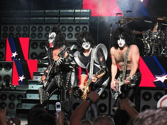 Lançado o álbum "Rock and Roll Over", da banda Kiss