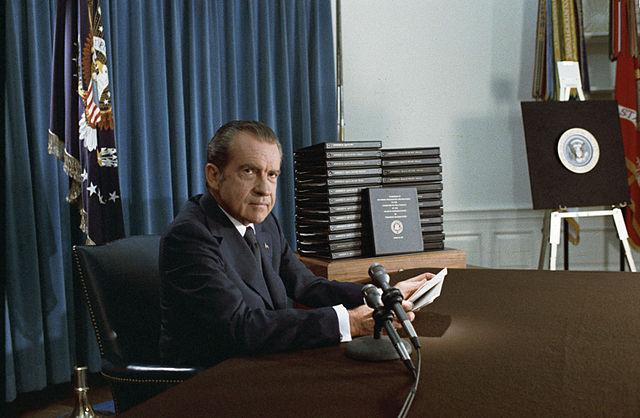 Nixon renúncia à presidência dos EUA por causa do escândalo Watergate
