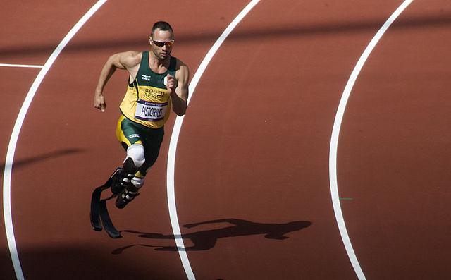 Oscar Pistorius é o primeiro velocista amputado a disputar uma Olimpíada