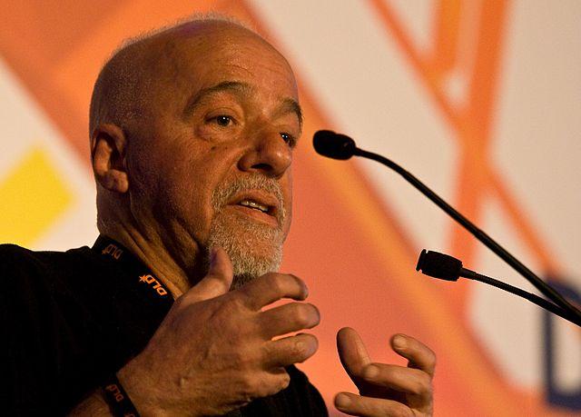 Nasce o escritor Paulo Coelho
