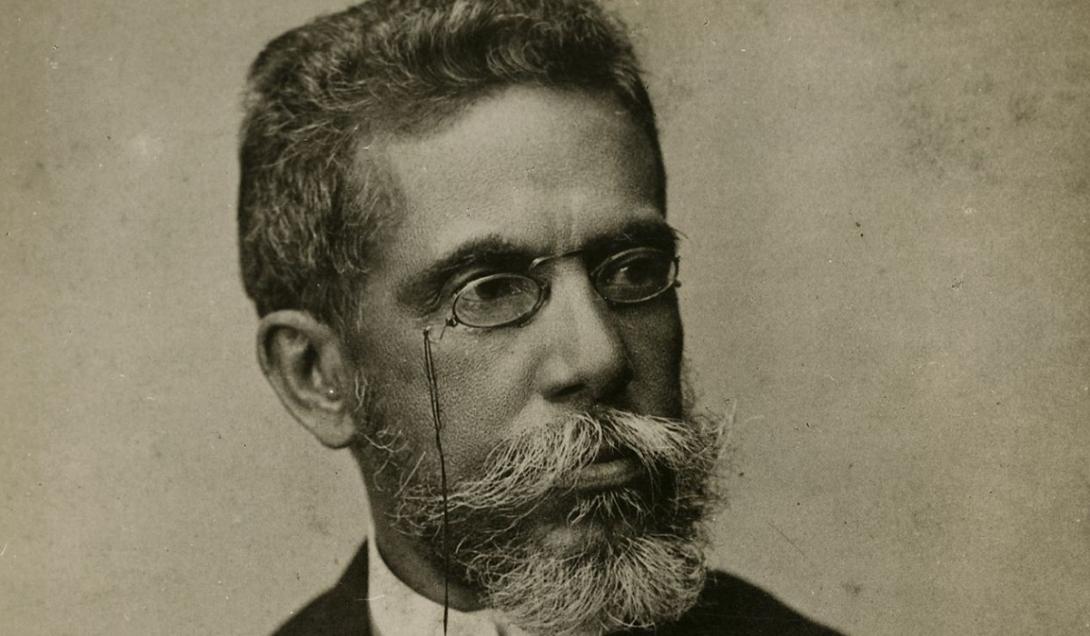 Nasce Machado de Assis, maior nome da literatura brasileira