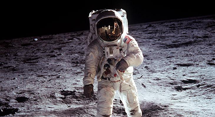 Homem pisa pela primeira vez na Lua