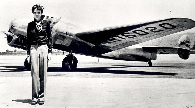 Amelia Earhart se torna a primeira mulher a fazer um voo transatlântico solo e sem paradas