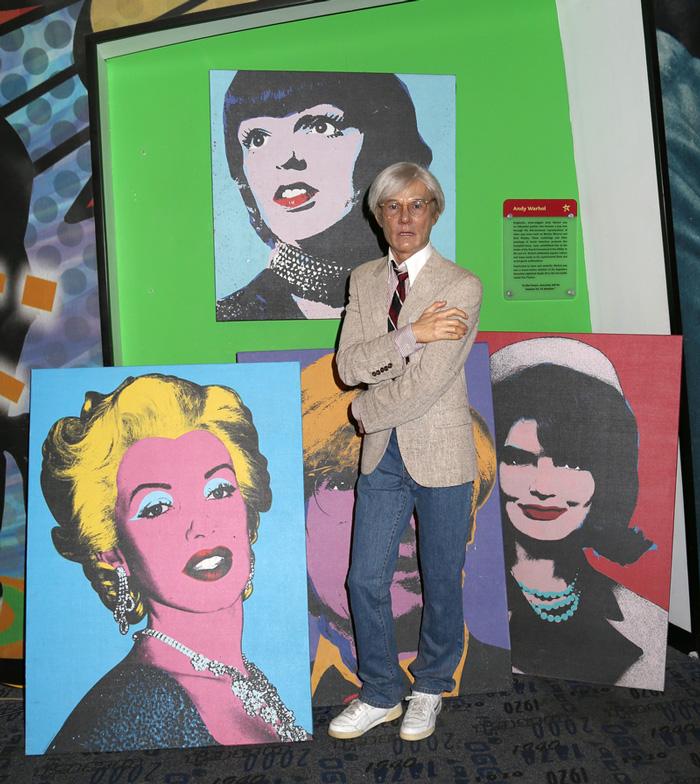 Morre Andy Warhol, artista plástico e produtor de cinema nos EUA