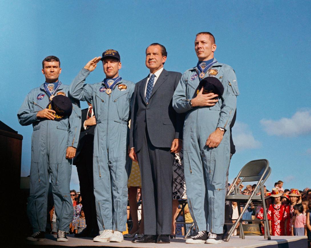 Após tensão no espaço, astronautas da Apollo 13 retornam para a Terra são e salvos