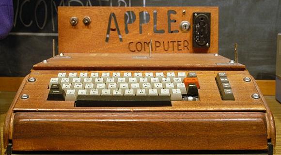 Lançado o computador Apple I, de fabricação manual