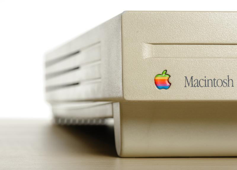 Apple lança o Macintosh, que revolucionaria a computação