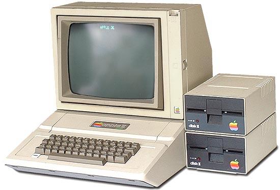 Lançado Apple II, um dos primeiros computadores de uso pessoal