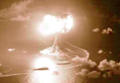 Soviéticos explodem primeira bomba atômica
