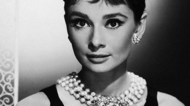 Morre a atriz Audrey Hepburn, um ícone do cinema mundial