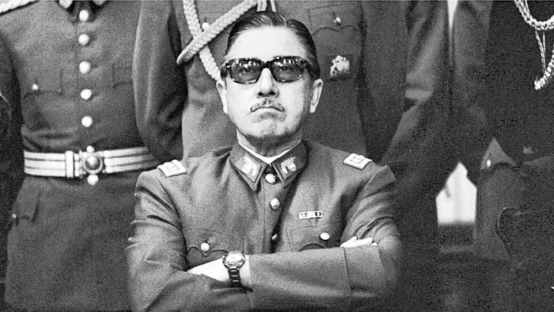 Pinochet lidera golpe de estado no Chile