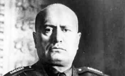 Mussolini chega ao poder na Itália