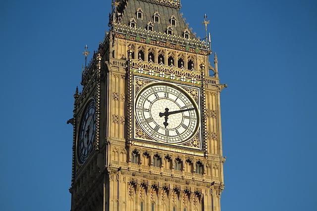 Relógio Big Ben de Londres dá suas primeiras badaladas