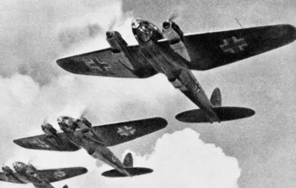 Alemães bombardeiam Paris na Segunda Guerra