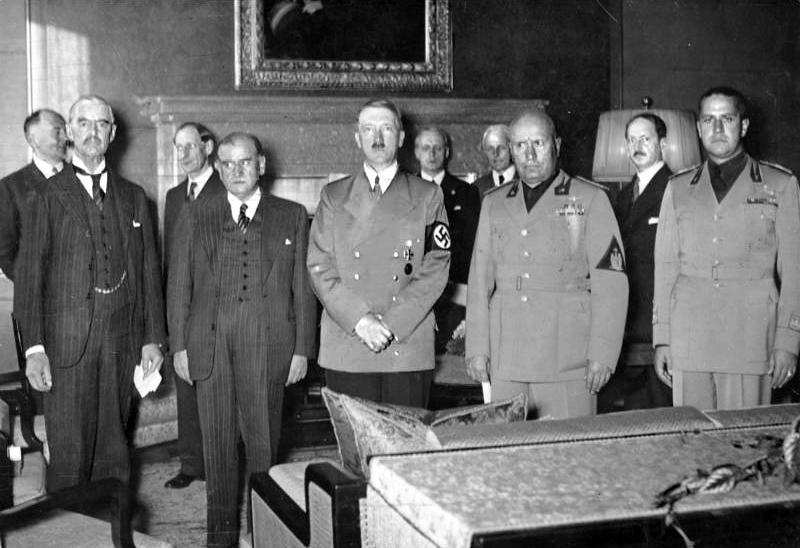 É assinado o Pacto de Munique, que entregou a Checoslováquia para Hitler