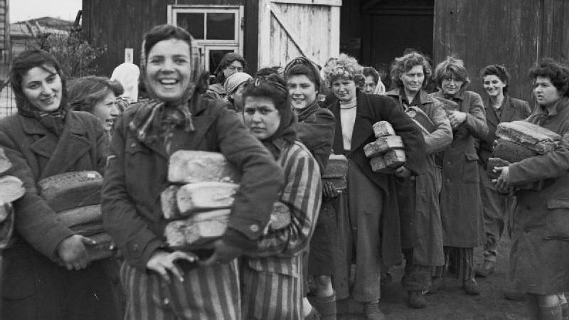 Campo de concentração de Bergen-Belsen é libertado pelos Aliados