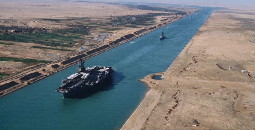É inaugurado o Canal de Suez
