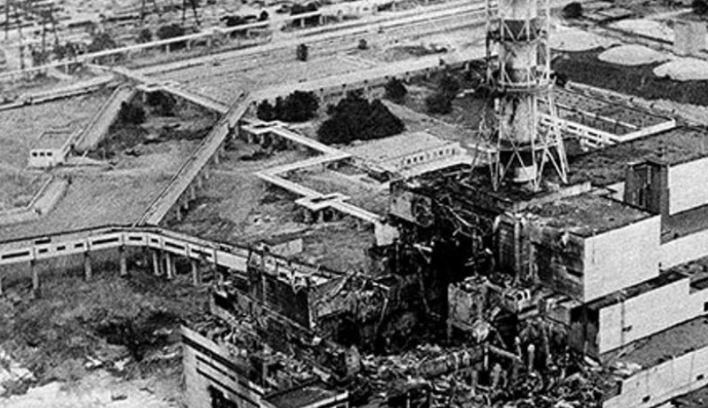 Ocorre a explosão nuclear em Chernobyl