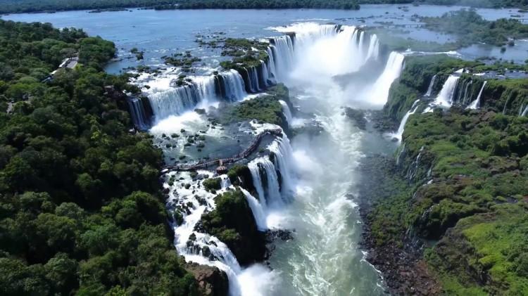 Espanhol Cabeza de Vaca descobre as Cataratas do Iguaçu