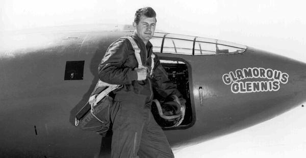 Charles Elwood Yeager é o primeiro a romper a barreira do som em uma aeronave
