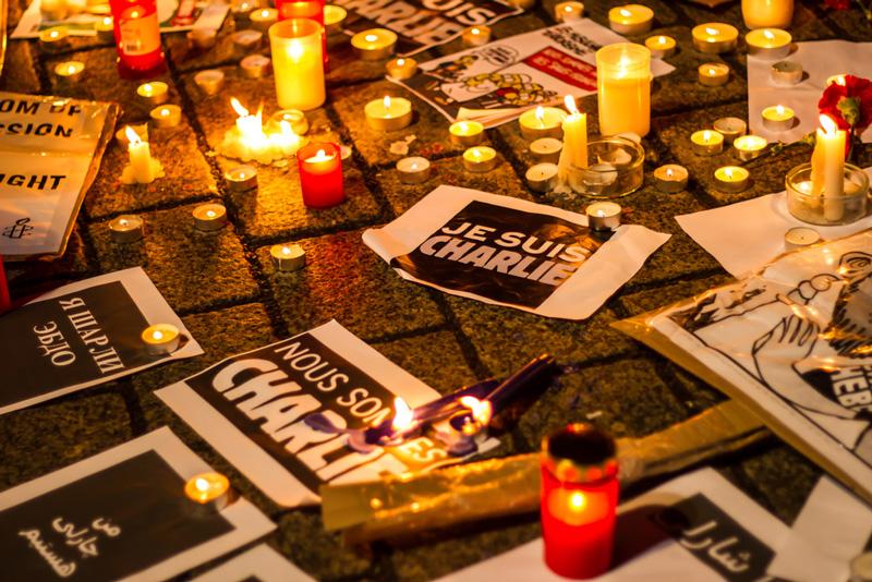 Atentado terrorista em escritório da revista satírica alastra medo em Paris