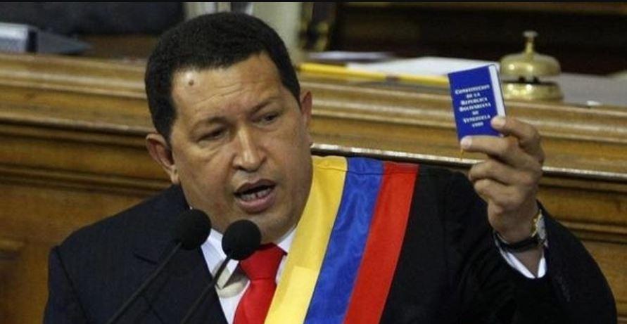 Hugo Chávez assume a presidência da Venezuela