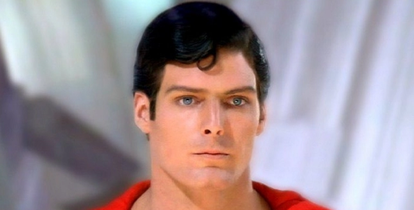 Ator Christopher Reeve, o famoso Super-Homem, sofre acidente que o deixa paralítico
