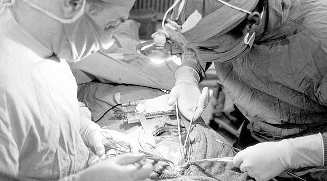 Primeiro transplante de coração do mundo é feito na África do Sul