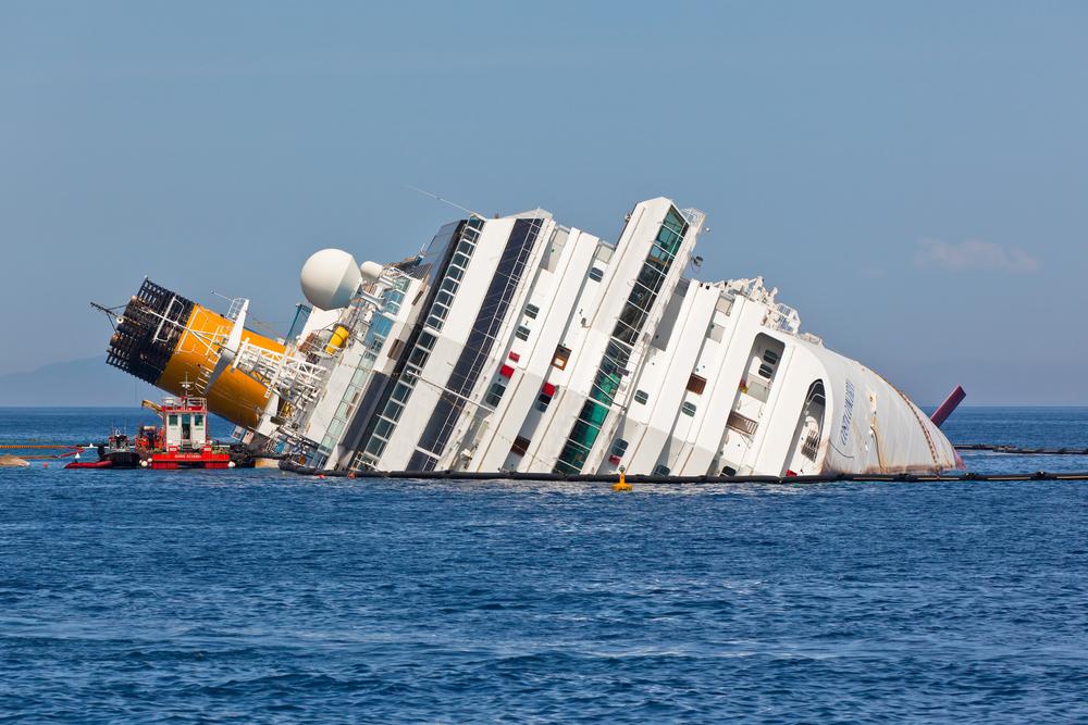 Ocorre o naufrágio do transatlântico Costa Concordia