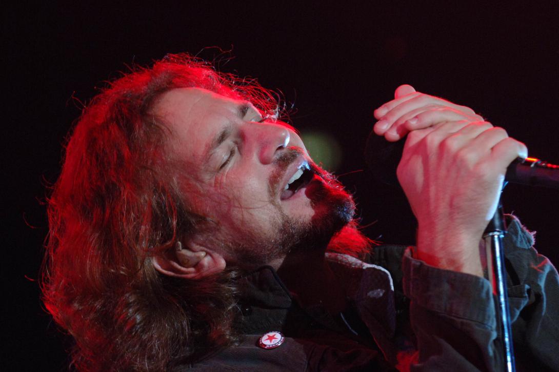 Nasce Eddie Vedder, músico e vocalista do Pearl Jam