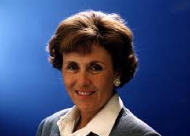 Edith Cresson passa a ser a primeira mulher Ministro da França