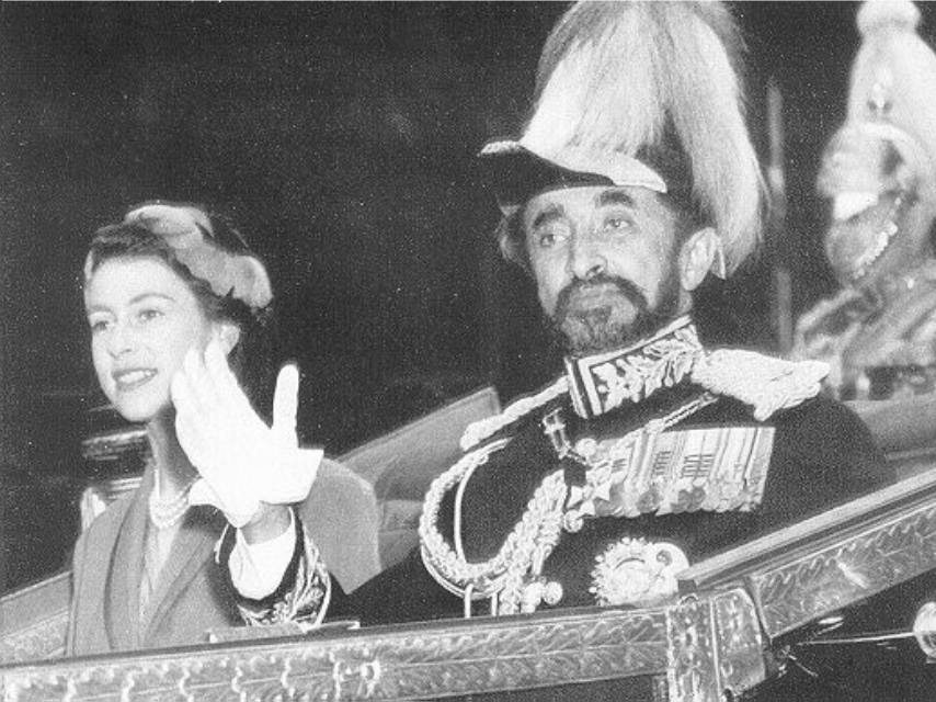 Imperador Haile Selassie, também conhecido como Ras Tafari, é deposto na Etiópia