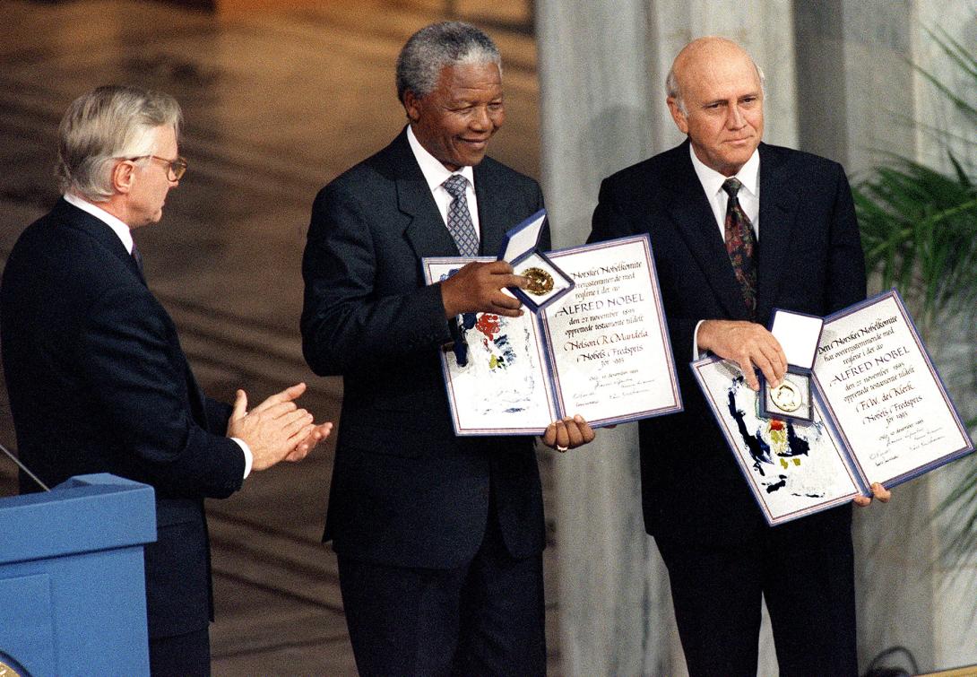 Nelson Mandela e F.W. de Klerk ganham o Prêmio Nobel da Paz