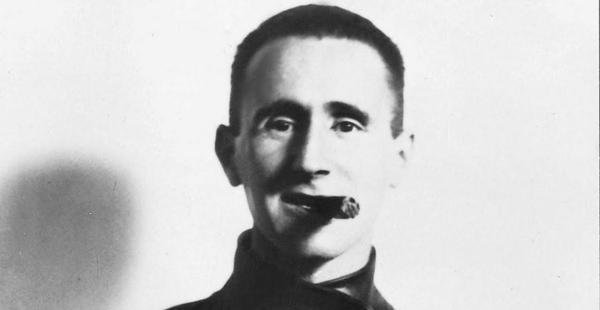 Morre Bertolt Brecht, criador do chamado Teatro Épico
