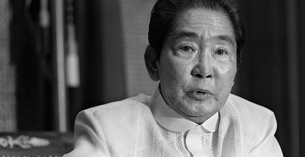 Ferdinand Marcos é derrocado