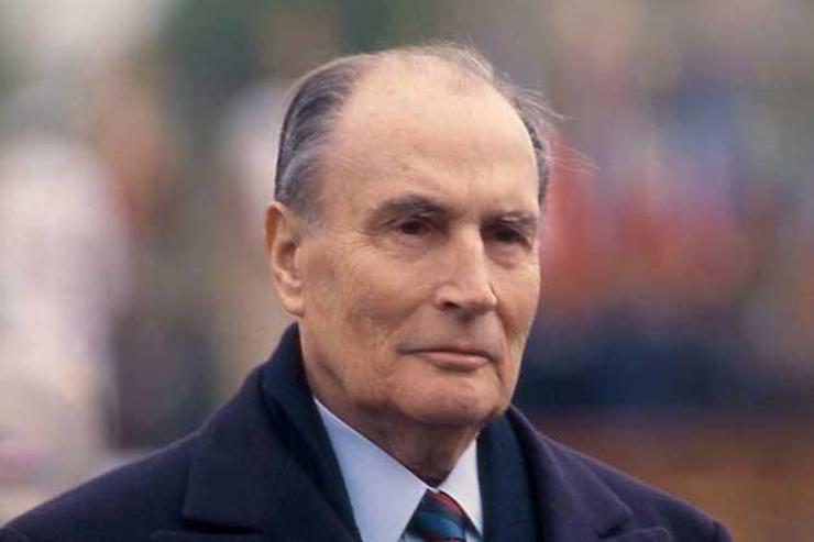 Francois Mitterrand assume a presidência da França