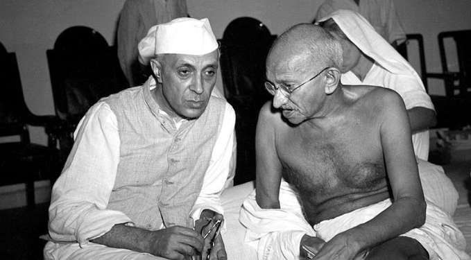 Mahatma Gandhi é preso pelos Britânicos ao lançar movimento "Deixem a Índia"