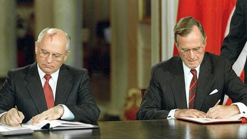 George H.W. Bush e Mikhail Gorbachev concordam em encerrar a produção de armas químicas
