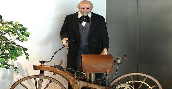 Gottlieb Daimler patenteia a primeira motocicleta do mundo