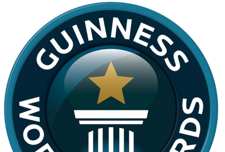 É lançado o Guinness, o livro dos recordes