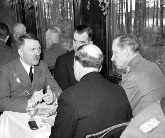 Em encontro, Hitler fala da necessidade do "espaço vital" para a Alemanha