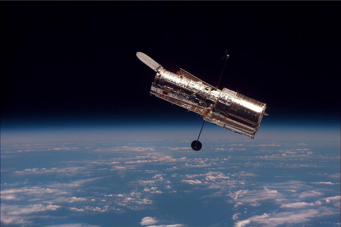 Telescópio espacial Hubble é colocado em órbita
